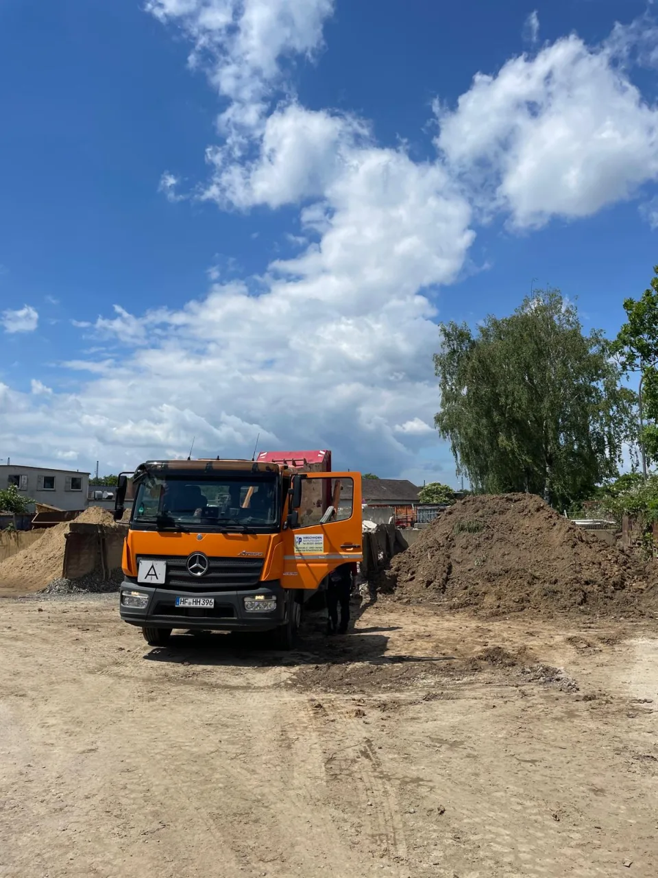 Oranger Kipper-LKW von H. + P. Hirschhorn auf dem Betriebshof an der Nordstraße 3 in Herford