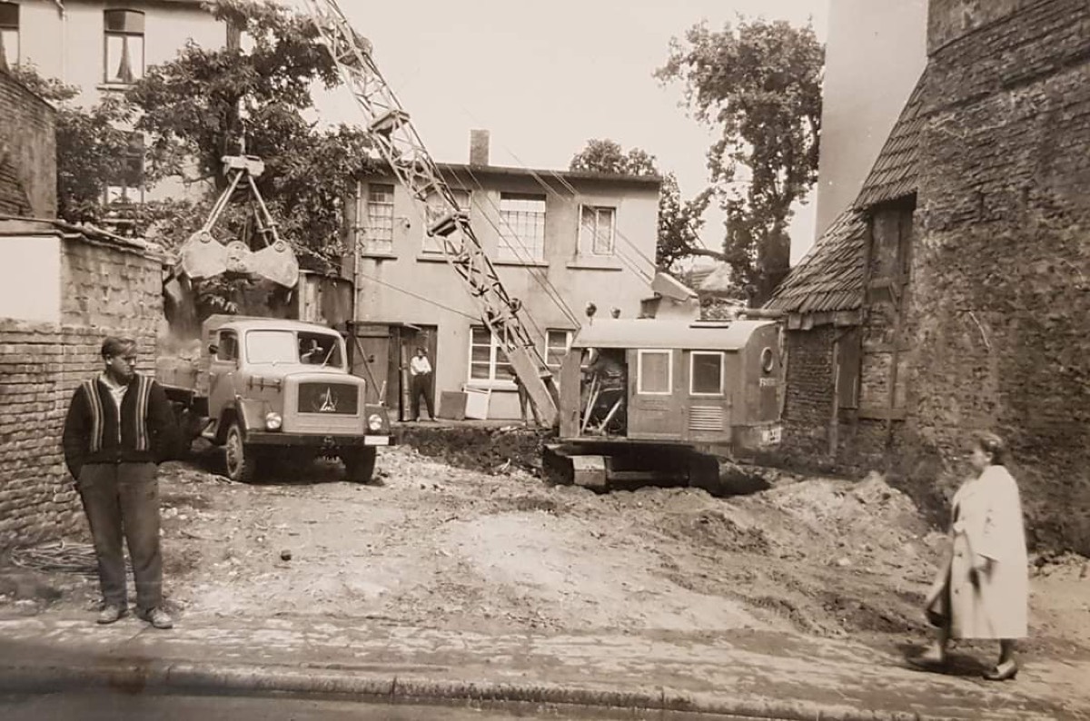 Historische Aufnahme von H. + P. Hirschhorn: Seilbagger mit Greifer und Kipper bei Tiefbauarbeiten in Herford in den Anfangsjahren