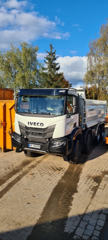 Weißer IVECO-Kipper von H. + P. Hirschhorn auf dem Betriebshof in Herford