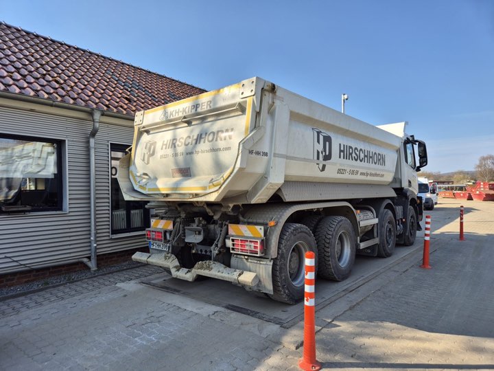 Kipper-LKW von H. + P. Hirschhorn mit Firmenschriftzug auf dem Betriebshof in Herford