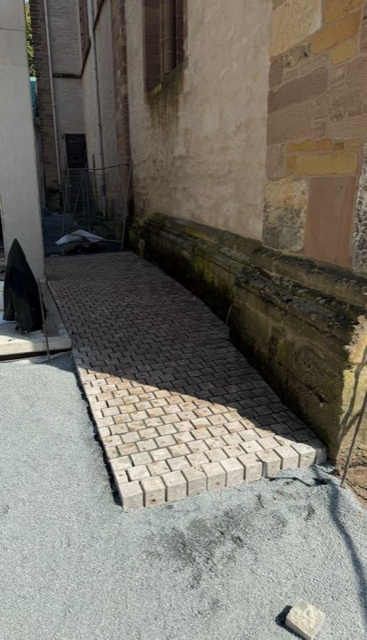 Natursteinpflaster als Kirchenweg entlang einer Sandsteinmauer in Herford