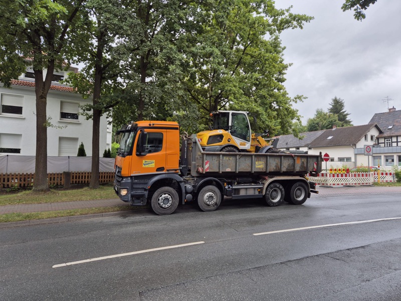 Hirschhorn-Kipper transportiert einen Radlader auf einer Straße in Herford
