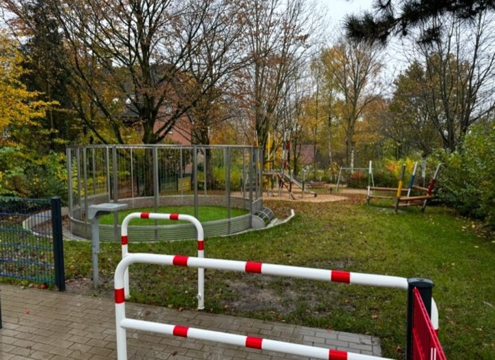 Fertiggestellter Spielplatz mit Karussell-Einfassung aus Edelstahl im Kreis Herford